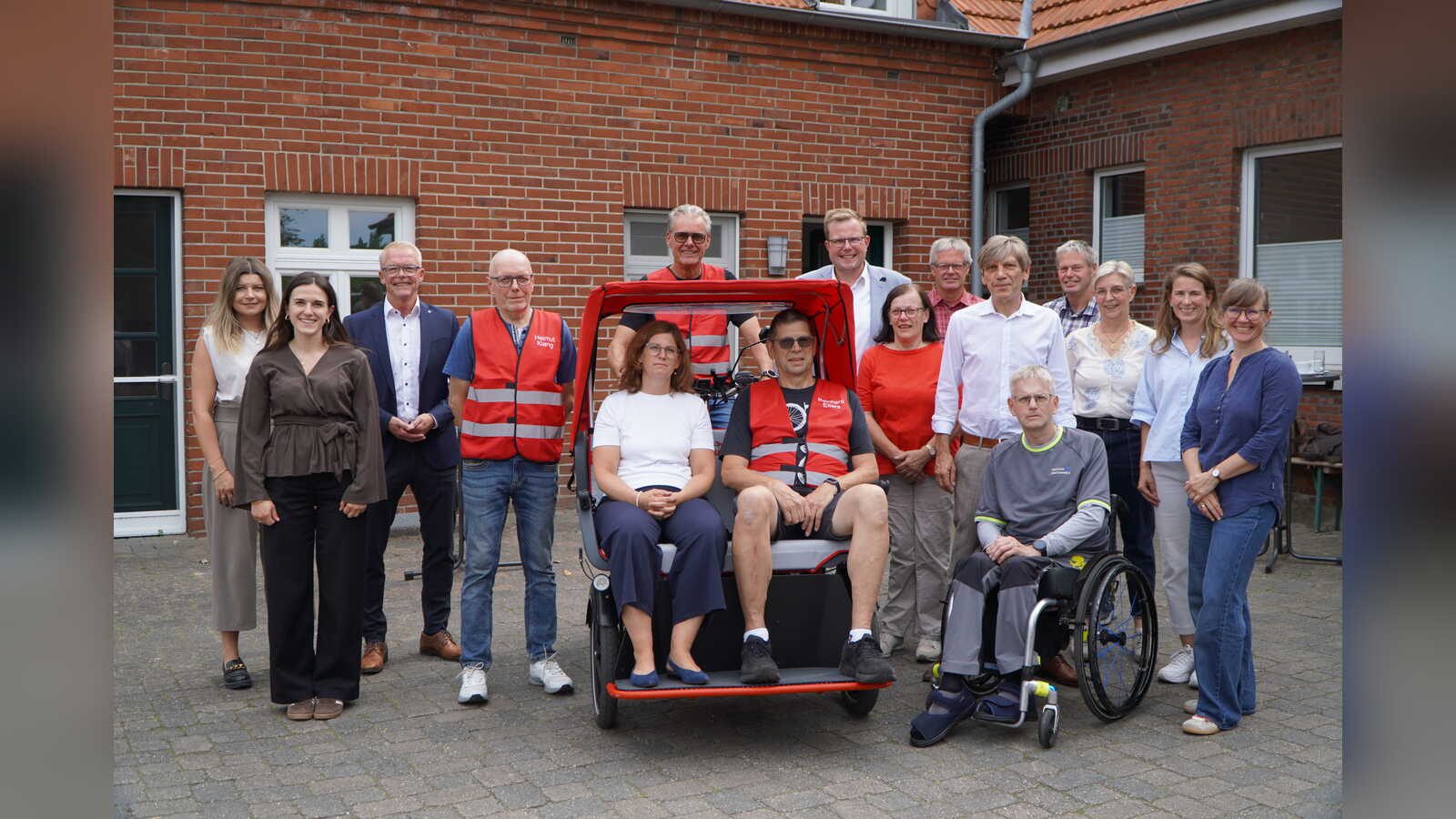 Initiator Reinhard Eilers und Unterstützer der Rikscha-Initiative Schüttorf bei der Vorstellung des neuen Angebots