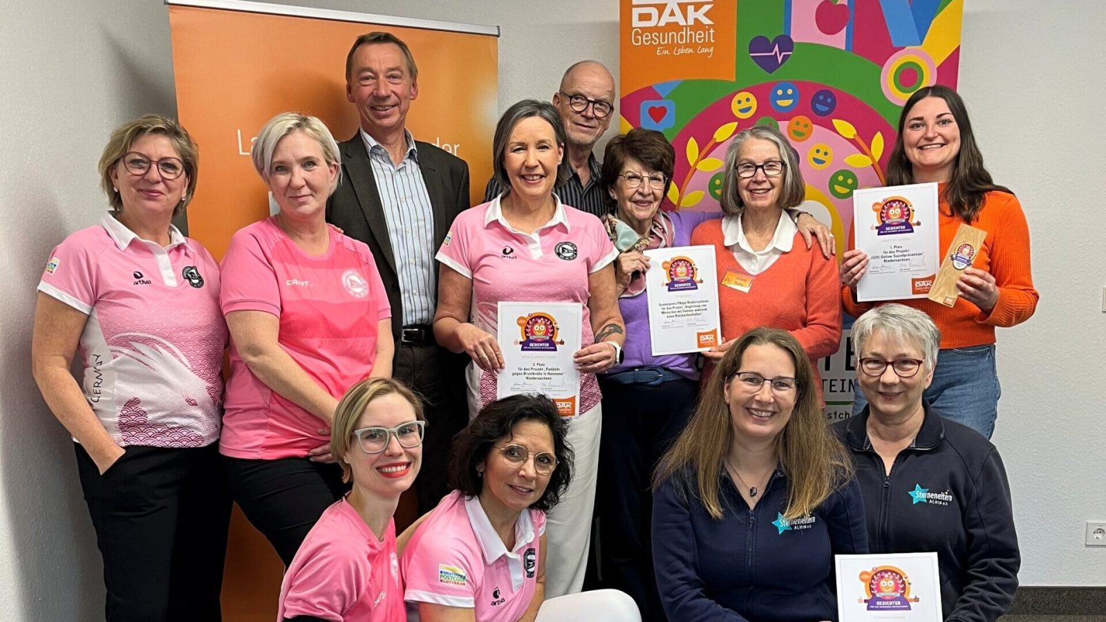 Gruppenfoto mit allen Preisträgerinnen und Preisträgern