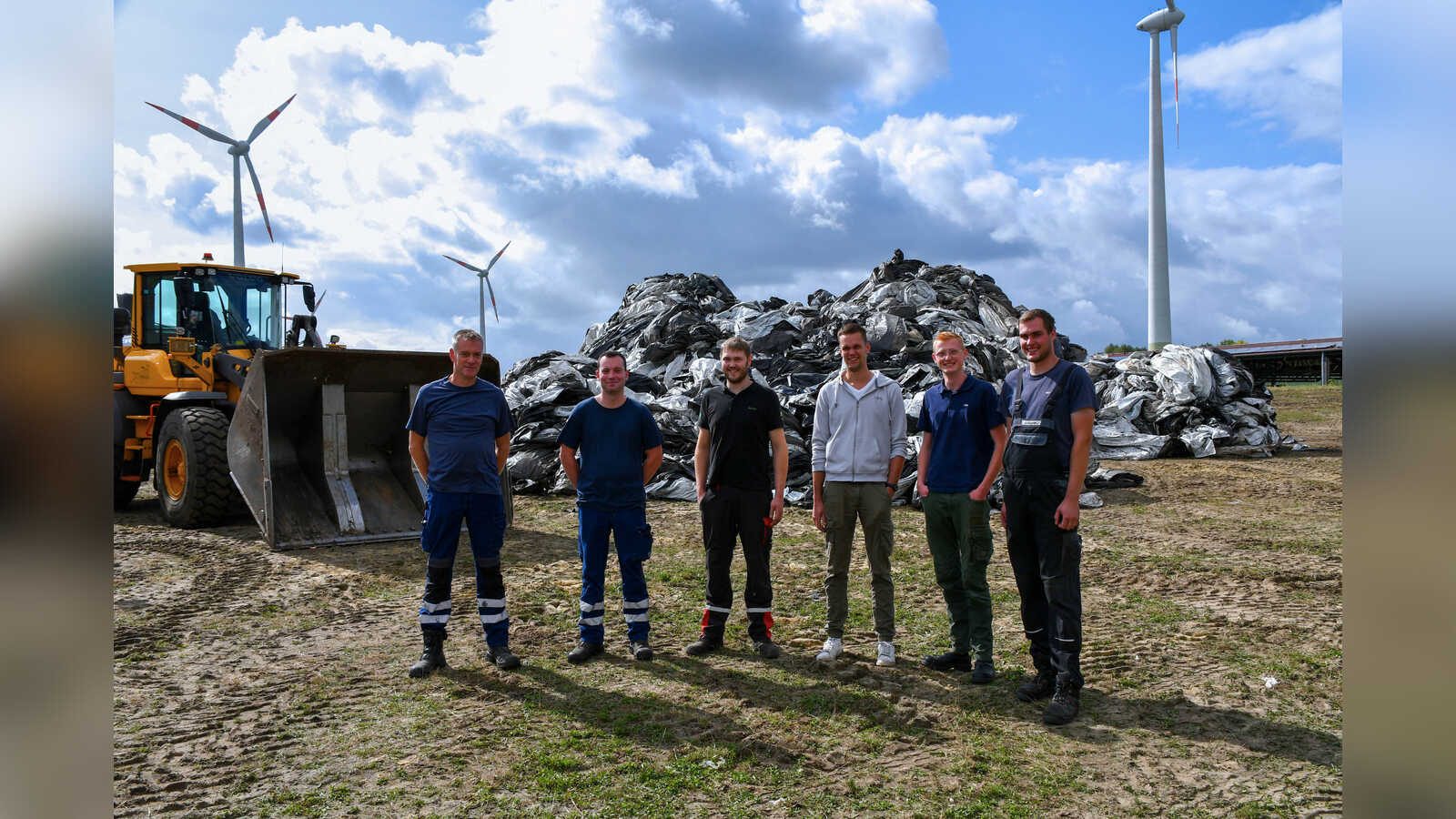 Holger Küpers, Jonas Klein, Arno Klokkers, Marco Beerlink, Lutz Essink und Tim Geerties beim Verladen der Siloplanen im Entsorgungszentrum Wilsum