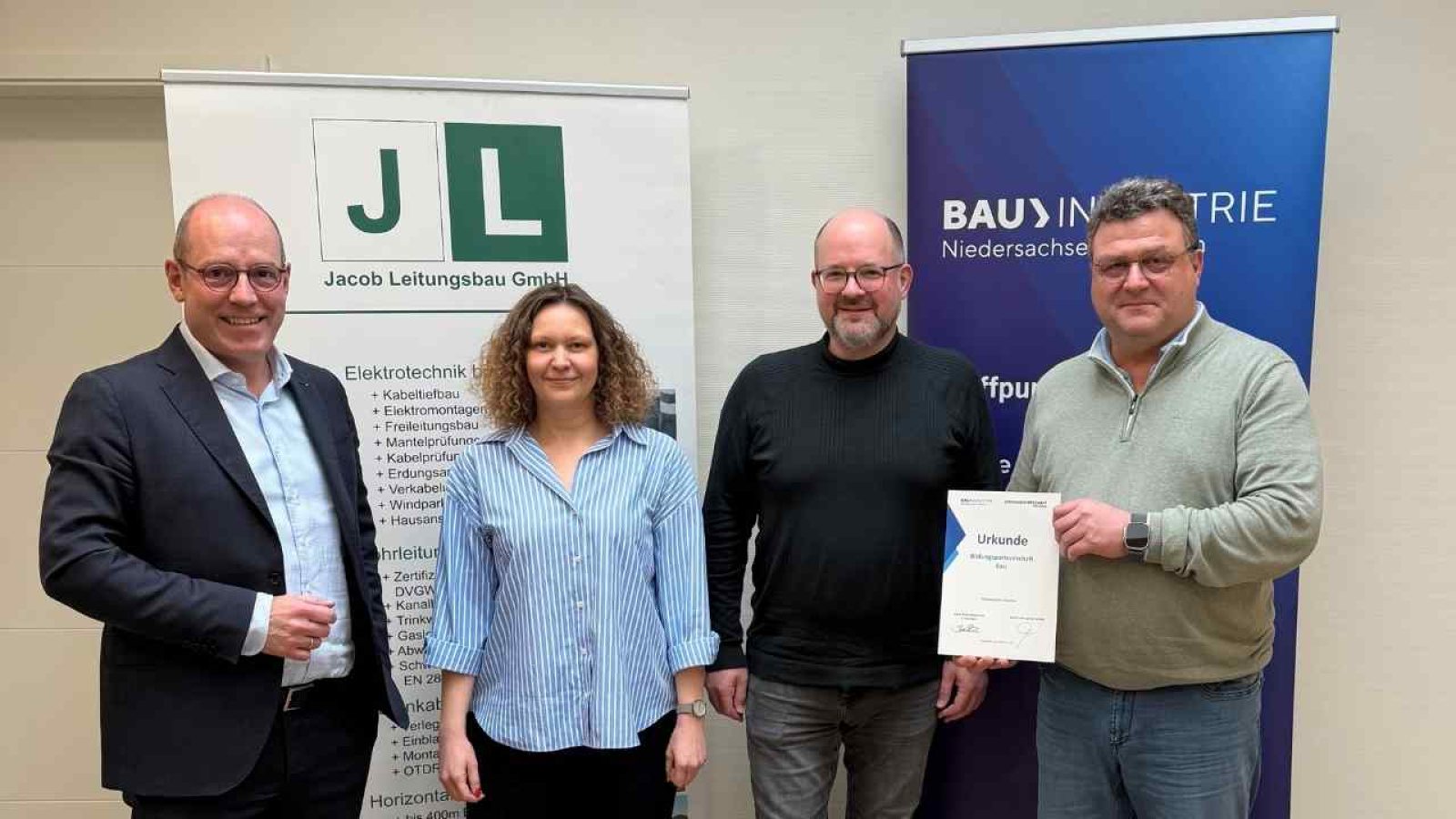 Gruppenfoto_Urkundenüberreichung