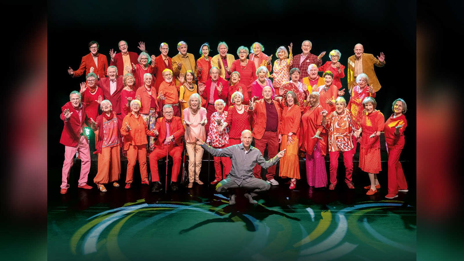 Sängerinnen und Sänger des Hamburger Seniorenchors Heaven Can Wait auf dem Tourmotiv zum Programm Jetzt erst recht