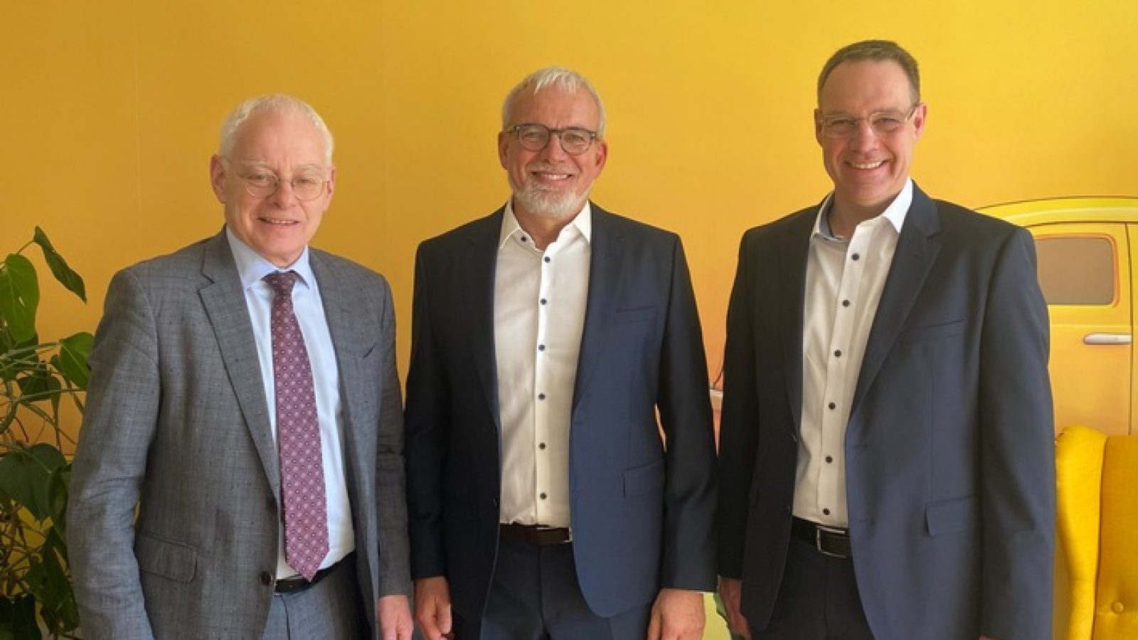 Die HUK-COBURG Dienstleistung GmbH eröffnet ihren neuen Standort in Saarbrücken. v.l.n.r.: Jürgen Barke/Minister für Wirtschaft, Innovation, Digitales und Energie Saarland, Frank Buchholz/Geschäftsführer HUK-COBURG Dienstleistung GmbH und Dr. Jörg Rheinländer/Vorstandsmitglied HUK-COBURG. / Weiterer Text über ots und www.presseportal.de/nr/7239 / Die Verwendung dieses Bildes für redaktionelle Zwecke ist unter Beachtung aller mitgeteilten Nutzungsbedingungen zulässig und dann auch honorarfrei. Veröffentlichung ausschließlich mit Bildrechte-Hinweis.