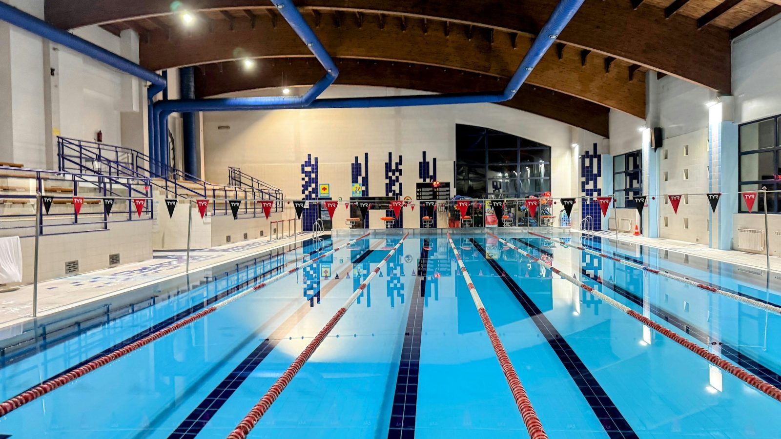 Leeres Hallenbad mit abgetrennten Schwimmbahnen