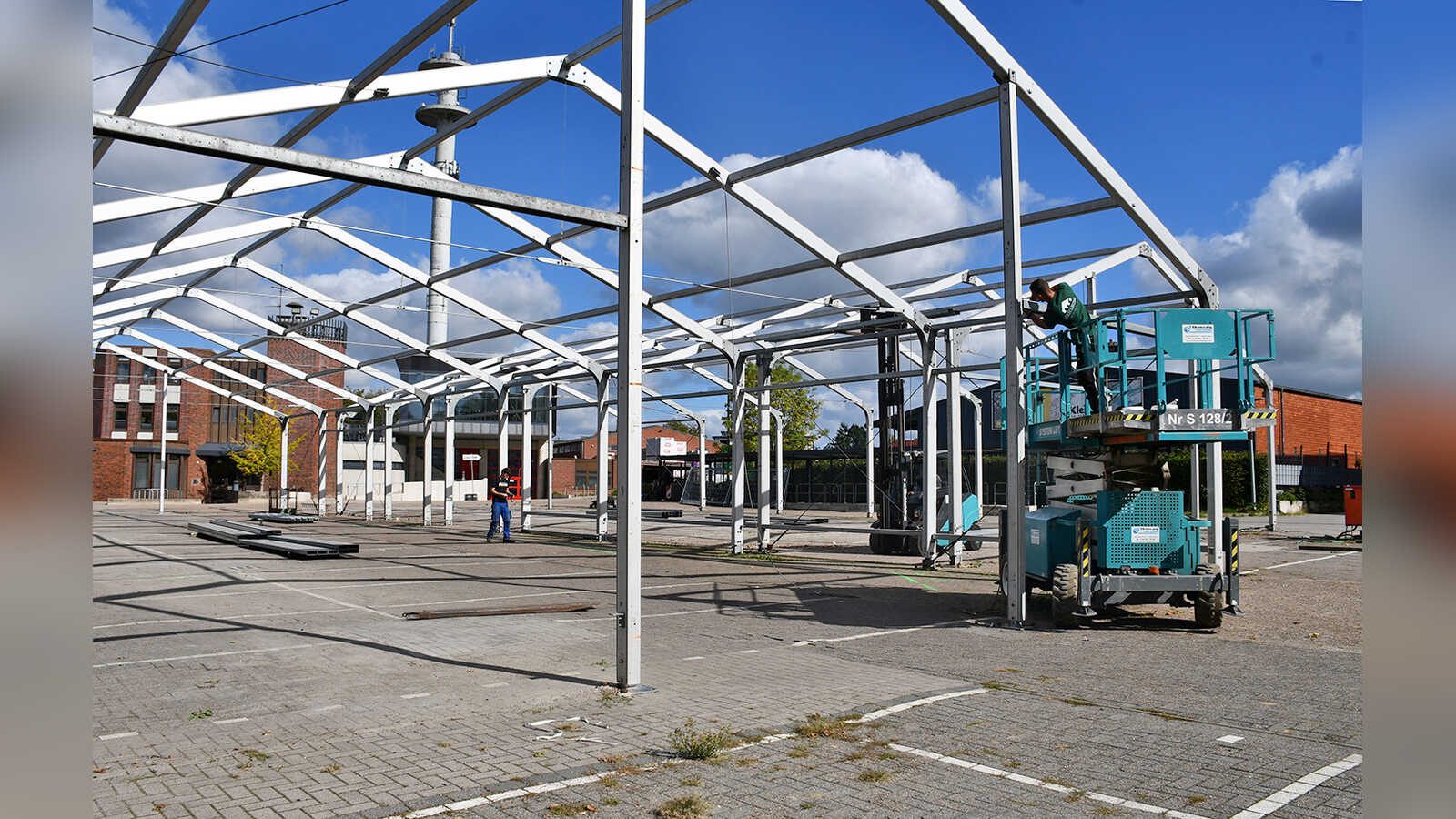Abbau der Hallenzelte der Feuerwehr auf dem ZOB-Gelände in Cloppenburg
