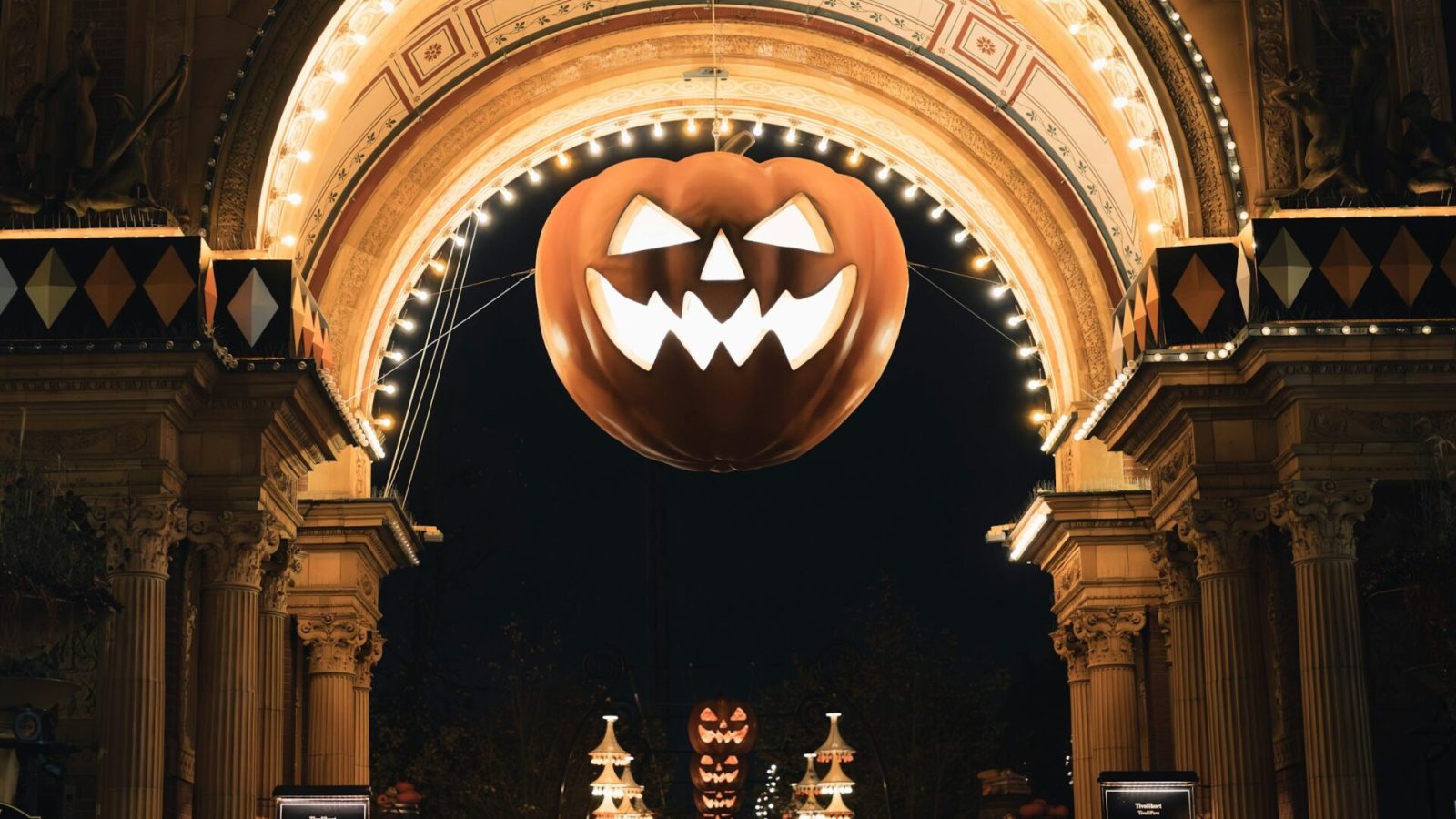 Beleuchteter Kürbis am Eingang eines Freizeitparks bei Nacht, Symbolbild für das Halloween Horror Fest