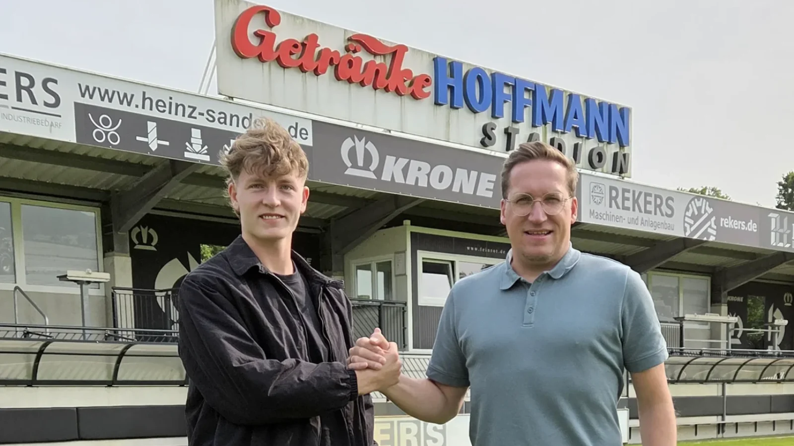 Niklas Harms-Ensink mit dem Sportlichen Leiter Markus Schütte