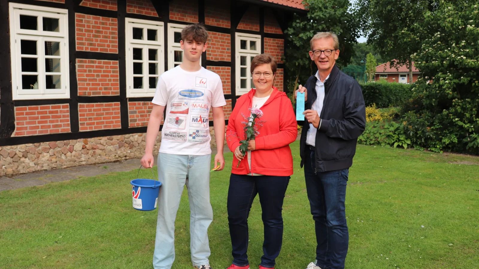 Losverkäufer Jonas Meiners, Hauptgewinnerin Silvia Strüwing und Hermann-Josef Mammes beim Pressetermin in Lähden