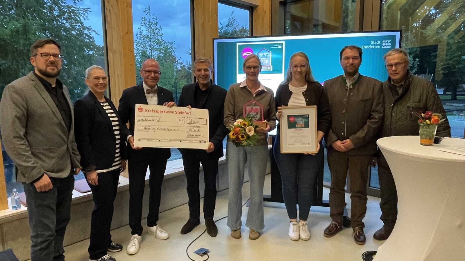 Bürgermeister Oliver Kellner und Heidi Winter-Gerresheim mit Mitgliedern des Hegering Emsdetten