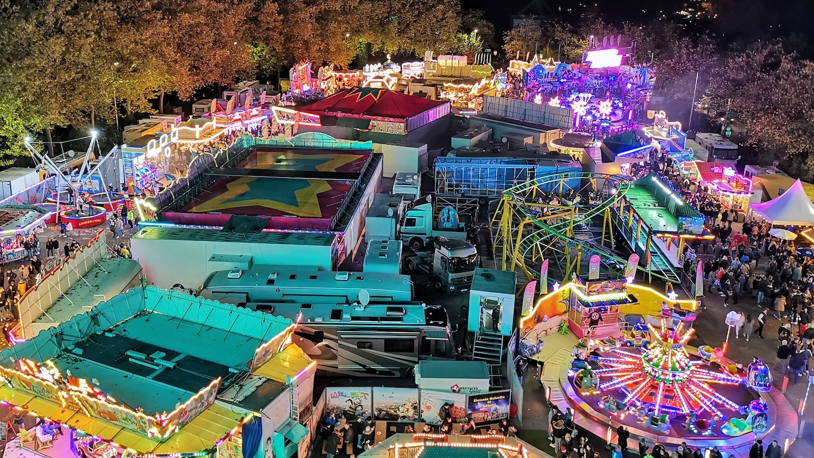 Beleuchtete Fahrgeschäfte der Nordhorner Herbstkirmes auf dem Neumarkt bei Nacht