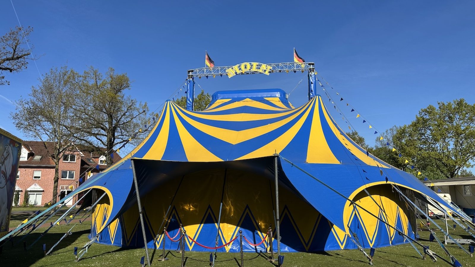 Hereinspaziert - Zirkus Montana gastiert auf dem Rathausplatz in Geeste - Mai 2026