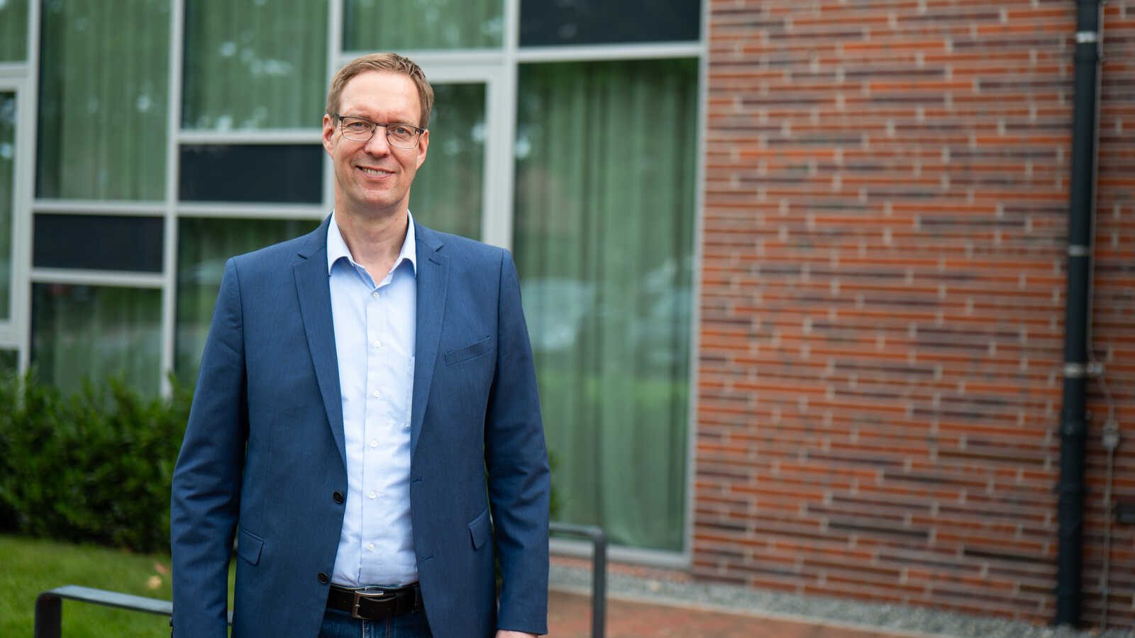 Porträt von Hermann Wocken, Samtgemeindebürgermeister Dörpen, vor einem Gebäude im Freien