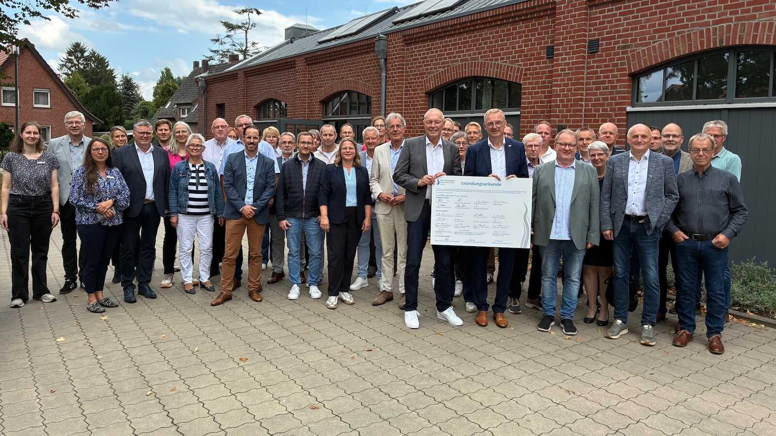 Vertreterinnen und Vertreter von Kommunen, Landkreisen und der Waterschap Vechtstromen bei der Gründung der Hochwasserpartnerschaft Vechte in Neuenhaus