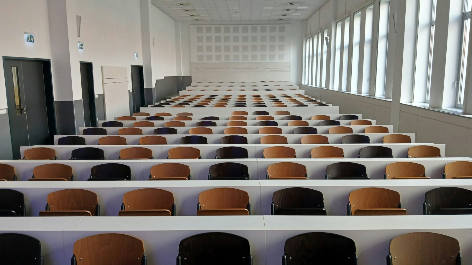 Leerer Hörsaal mit Sitzreihen