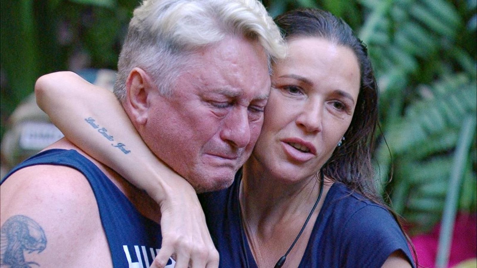 ACHTUNG: SPERRFRIST FÜR ALLE MEDIEN BIS ZUM SHOWENDE, FREITAG, 06. FEBRUAR 2026, 22:30 UHR

Hubert Fella kommt aus dem Dschungeltelefon zurück und steuert direkt auf Simone zu: Simone, darf ich dich einmal umarmen? Einfach so. Gefragt, getan und dann folgt der Moment, der alle berührt. Mit tränenerstickter Stimme gibt er Simone Ballack ihre Kette zurück.

+++ Die Verwendung des sendungsbezogenen Materials ist nur mit dem Hinweis und Verlinkung auf RTL+ gestattet. +++