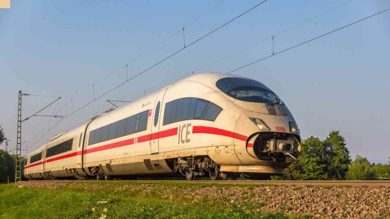 ADAC klärt über Fahrgastrechte bei Bahn- und Flugreisen auf