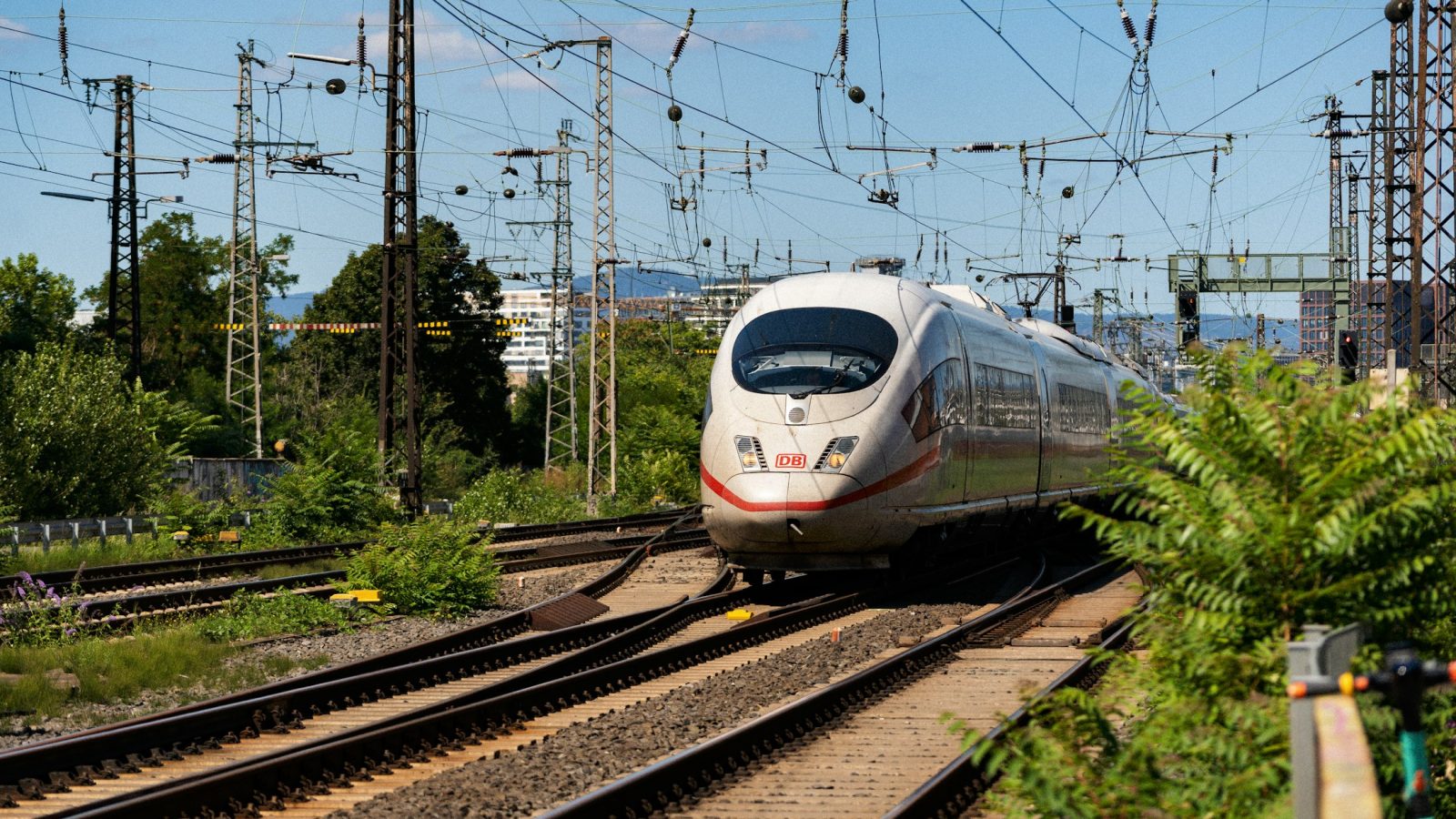 ICE-Hochgeschwindigkeitszug verlässt einen Bahnhof, Symbolbild zur Bahnstrecke Hannover-Hamburg