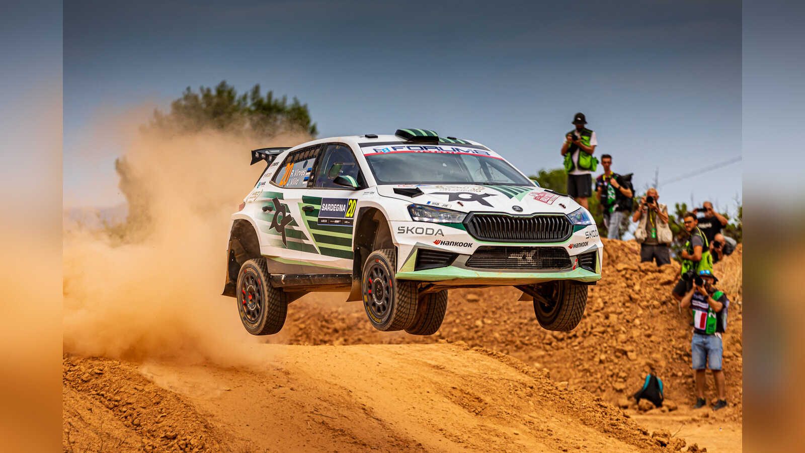 Rallyeauto Škoda Fabia RS Rally2 von Toksport WRT mit Robert Virves und Jakko Viilo auf einer Schotterprüfung der Rallye Sardinien