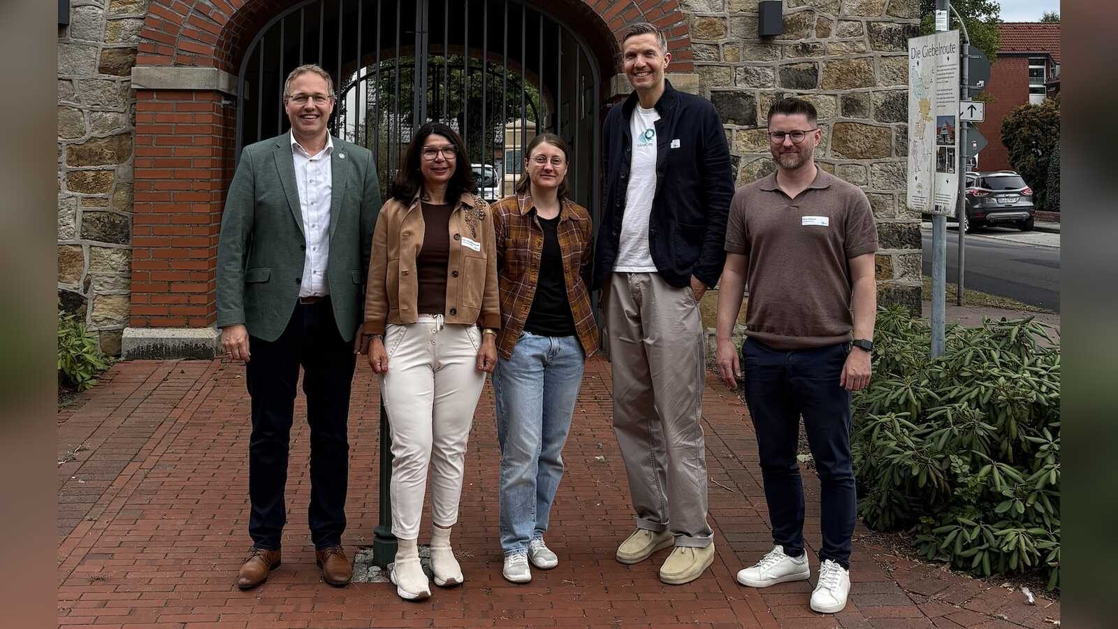 Gruppenbild beim Pflegetisch in Schapen zur neuen Hausarztpraxis