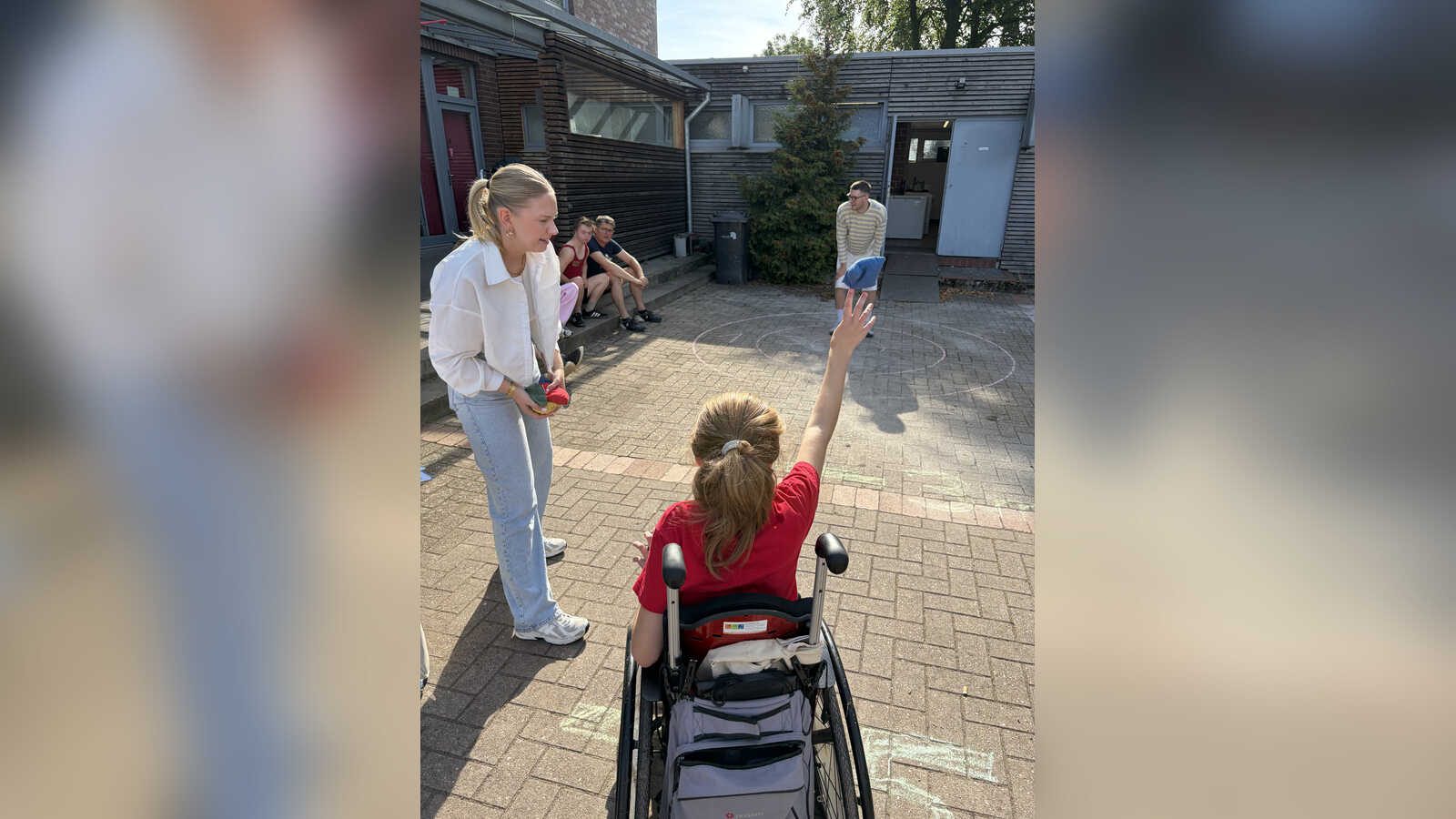 Kinder begrüßen das Maskottchen Drago beim Bewegungstag der Vechtetal Schule Nordhorn