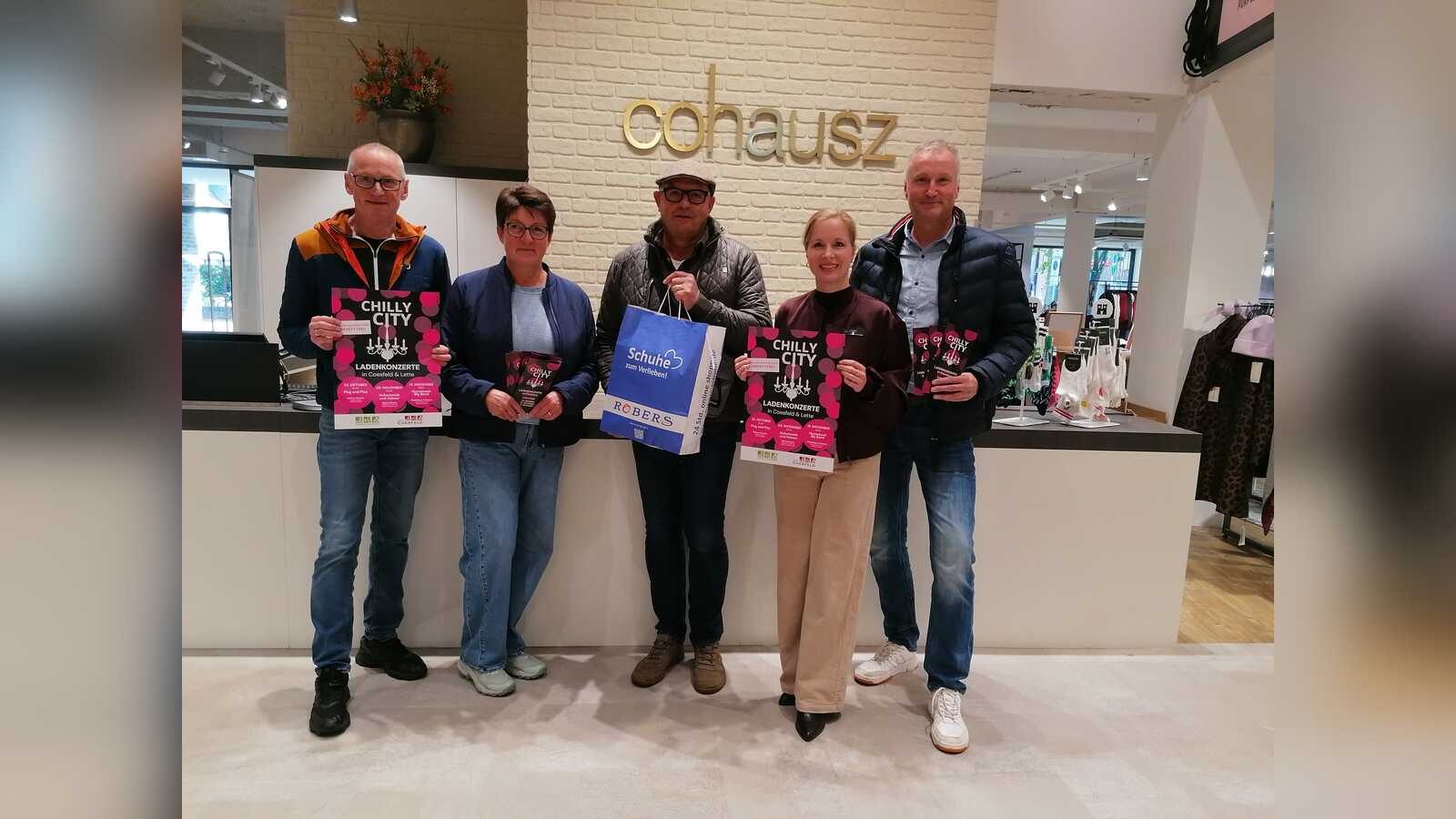 Vertreter von Stadtmarketing Coesfeld, Sport Brocks und Modehaus Cohausz kündigen die Ladenkonzertreihe Chilly City an