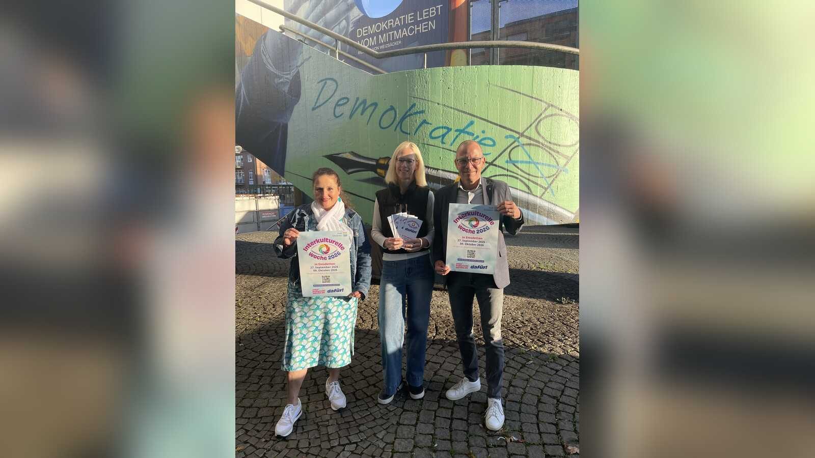 Eva Kohl, Tanja Heuer und Bürgermeister Oliver Kellner stellen die Interkulturelle Woche 2026 in Emsdetten vor