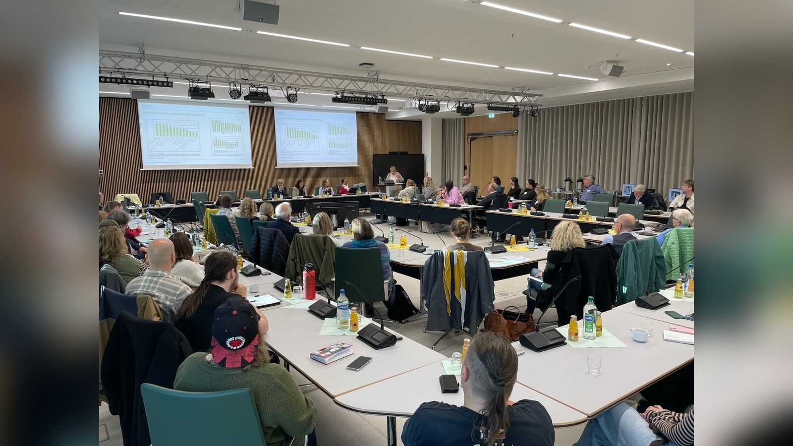 Teilnehmende der Inklusionskonferenz im Ratssaal der Stadt Rheine