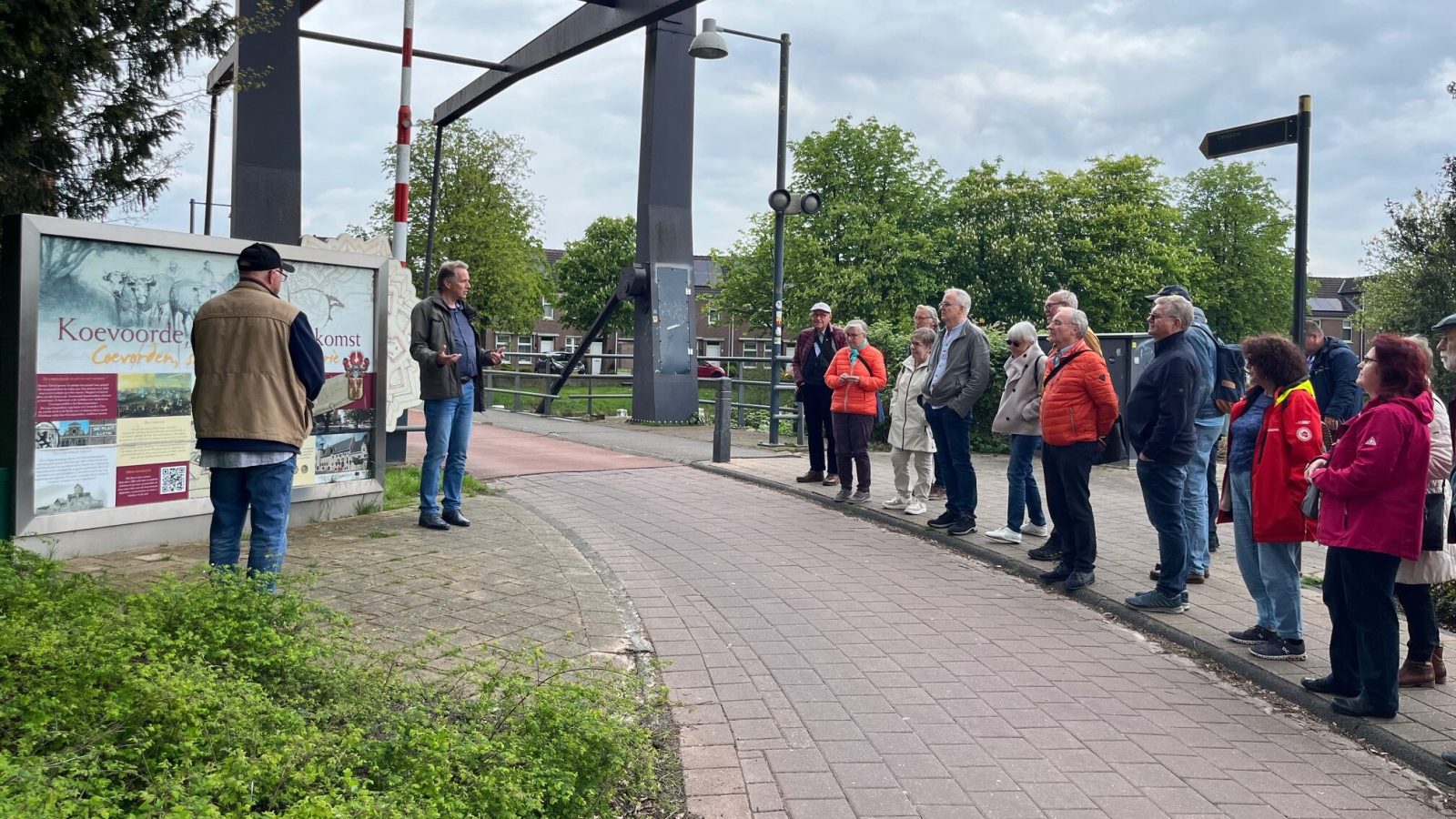Stadtarchivar Henk Mepschen (2. von links) führte die Gruppe aus Nordhorn durch Coevorden und gab Einblicke in das Leben von Wilhelm Staehle.