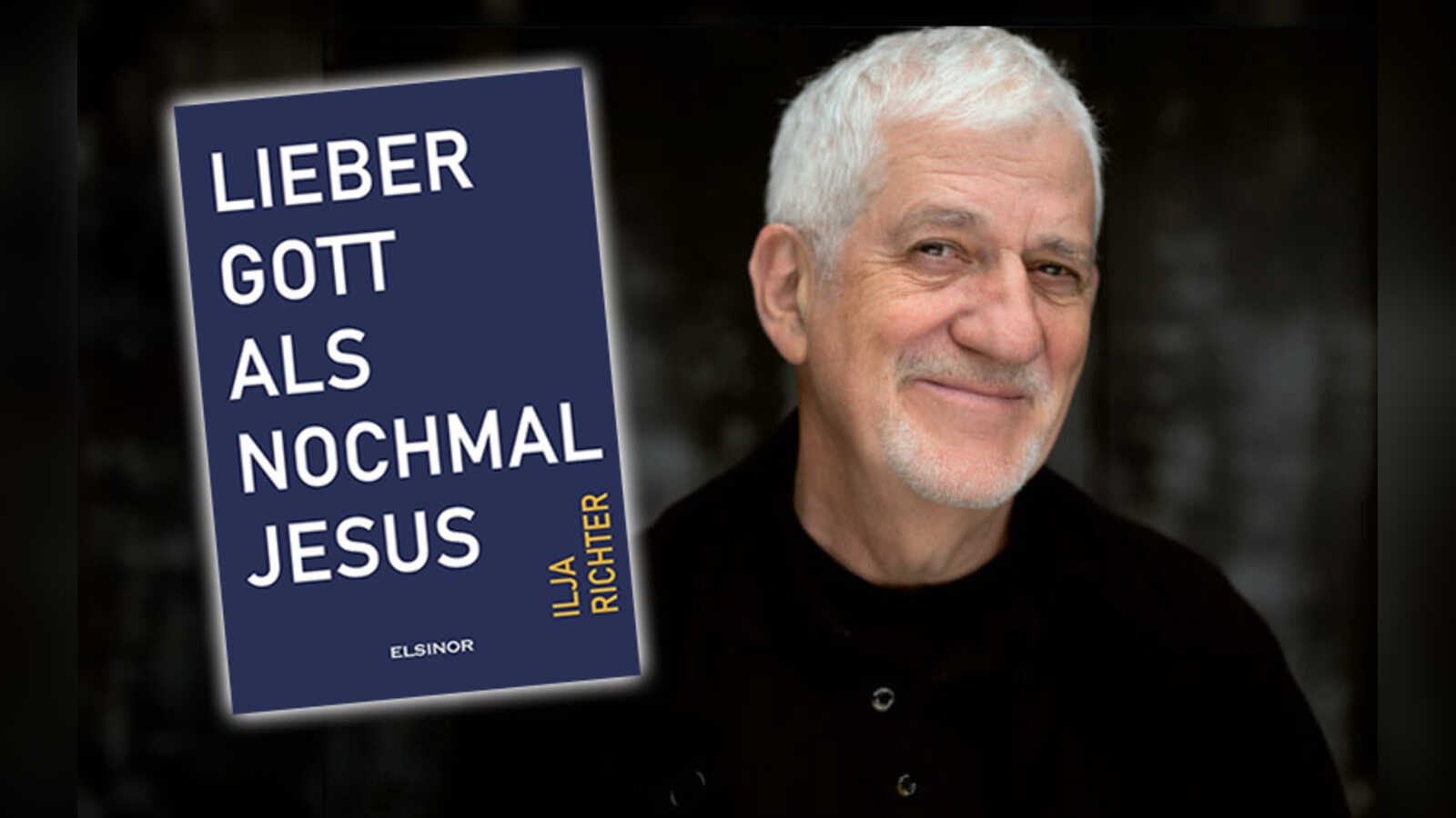 Ilja Richter hält sein Buch „Lieber Gott als nochmal Jesus“ in den Händen