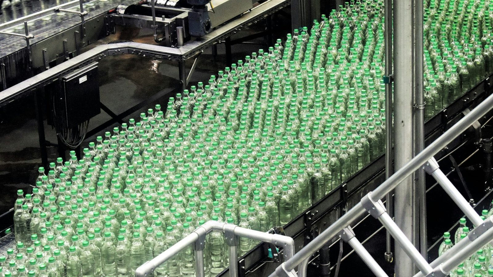 Produktionslinie in einer Industriefabrik (Symbolbild)