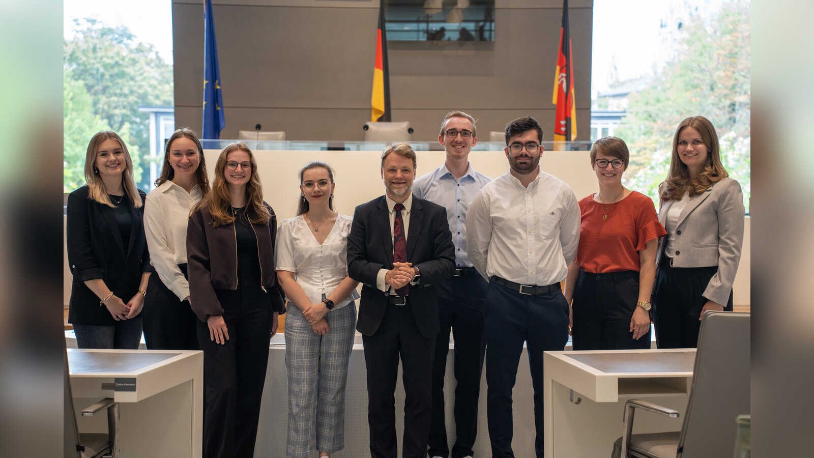 Jahrgangsbeste Absolventinnen und Absolventen der Steuerakademie Niedersachsen mit Finanzminister Gerald Heere im Niedersächsischen Landtag
