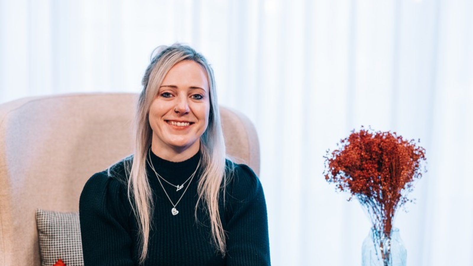 Isabell konnte mit 20 Jahren nicht mehr ohne Hilfe leben: Sie leidet an einem angeborenen Immundefekt, dem primären Antikörpermangel-Syndrom mit IgM- und IgA-Mangel. Andauernde, schwere Infekte prägten ihren Alltag. "Ich war ständig krank und Medikamente haben nicht gewirkt. Ich habe gemerkt: Mein Körper schafft das nicht mehr", beschreibt sie ihre lebensbedrohliche Situation. Es folgte eine Ärzteodyssee, bis nach vier Jahren der Immundefekt diagnostiziert wurde. Ihrem Körper fehlten Immunglobuline, die aus menschlichem Blutplasma gewonnen werden. Dazu sind Patientinnen und Patienten dringend auf Spenden angewiesen, denn Plasma kann nicht im Labor hergestellt werden. / Weiterer Text über ots und www.presseportal.de/nr/57284 / Die Verwendung dieses Bildes für redaktionelle Zwecke ist unter Beachtung aller mitgeteilten Nutzungsbedingungen zulässig und dann auch honorarfrei. Veröffentlichung ausschließlich mit Bildrechte-Hinweis.