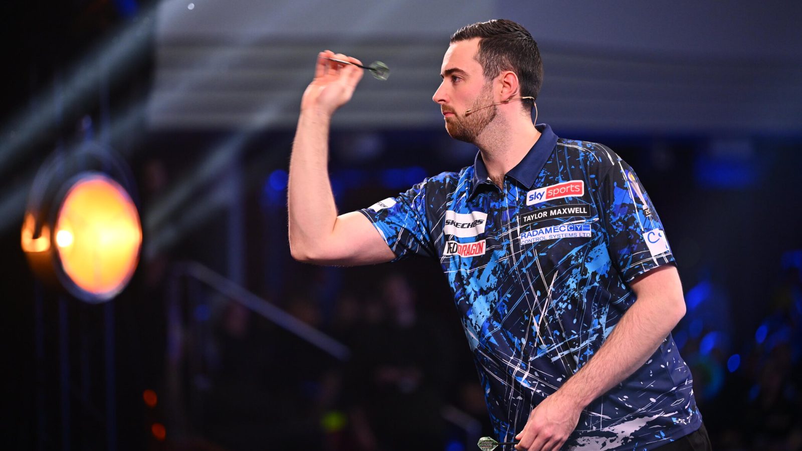 Titel: Die Promi-Darts-WM;
Staffel: 2025;
Folge: 1;
Ausstrahlungszeitraum bis: 2025-01-04;
Person: Luke Humphries;
Copyright: ProSieben/Willi Weber;
Fotograf: Willi Weber;
Bildredakteur: Clarissa Schreiner
;
Dateiname: 3129828.JPG;
Rechtehinweis: Dieses Bild darf bis eine Woche nach Ausstrahlung honorarfrei fuer redaktionelle Zwecke und nur im Rahmen der Programmankuendigung verwendet werden. Spaetere Veroeffentlichungen sind nur nach Ruecksprache und ausdruecklicher Genehmigung der Seven.One Entertainment Group GmbH moeglich. Nicht fuer EPG! Verwendung nur mit vollstaendigem Copyrightvermerk. Das Foto darf nicht veraendert, bearbeitet und nur im Ganzen verwendet werden. Es darf nicht archiviert werden. Es darf nicht an Dritte weitergeleitet werden. Aneinanderreihung/Zusammenlegung/Kopplung von Bildern zum Zweck der Erstellung von Slide-Shows o.ä. nicht gestattet; Verbindung/Einfügen/Anfügen von Werbung nicht gestattet.
Bei Fragen: foto@seven.one
Voraussetzung fuer die Verwendung dieser Programmdaten ist die Zustimmung zu den Allgemeinen Geschaeftsbedingungen der Presselounges der Sender der Seven.One Entertainment Group GmbH. / Weiterer Text über ots und www.presseportal.de/nr/25171 / Die Verwendung dieses Bildes für redaktionelle Zwecke ist unter Beachtung aller mitgeteilten Nutzungsbedingungen zulässig und dann auch honorarfrei. Veröffentlichung ausschließlich mit Bildrechte-Hinweis.