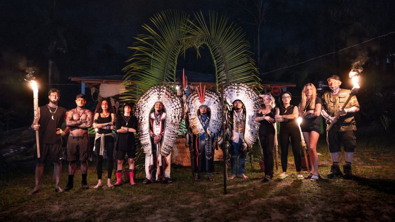 Joyn schickt acht Prominente für die Abenteuer-Doku "Surviving Amazonas - Die Prüfung der Shanenawa" (2026) in den Dschungel. Joey Kelly, Lilly Becker, Comedienne Parshad, Fitness-Influencer Willi Whey, "Die einarmige Prinzessin" Gina Rühl, Realitystar Antonia Hemmer, Weltenbummler Lézan und Creatorin How2Shirli tauchen in der neuen Abenteuer-Doku zehn Tage komplett ein in das Stammesleben der Shanenawa, die noch vollkommen im Einklang und nach den Prinzipien der Natur leben. 

Titel: Surviving Amazonas;
Staffel: 1;
Copyright: Joyn;
Fotograf:   Joyn;
Bildredakteur: Clarissa Schreiner;
Dateiname: 3300322.jpg;
Rechtehinweis: Dieses Bild darf honorarfrei für redaktionelle Zwecke und nur im Rahmen der Programmankündigung verwendet werden. Andere Veröffentlichungen sind nur nach Rücksprache und ausdrücklicher Genehmigung der Seven.One Entertainment Group GmbH möglich. Nicht für EPG! Verwendung nur mit vollständigem Copyrightvermerk. Das Foto darf nicht verändert, bearbeitet und nur im Ganzen verwendet werden. Es darf nicht archiviert werden. Es darf nicht an Dritte weitergeleitet werden. Aneinanderreihung/Zusammenlegung/Kopplung von Bildern zum Zweck der Erstellung von Slide-Shows o.ä. nicht gestattet; Verbindung/Einfügen/Anfügen von Werbung nicht gestattet. Das Bild kann KI generierte Elemente enthalten.
Bei Fragen: foto@seven.one
Voraussetzung für die Verwendung dieser Programmdaten ist die Zustimmung zu den Allgemeinen Geschäftsbedingungen der Presselounges der Sender der Seven.One Entertainment Group GmbH. / Weiterer Text über ots und www.presseportal.de/nr/134520 / Die Verwendung dieses Bildes für redaktionelle Zwecke ist unter Beachtung aller mitgeteilten Nutzungsbedingungen zulässig und dann auch honorarfrei. Veröffentlichung ausschließlich mit Bildrechte-Hinweis.