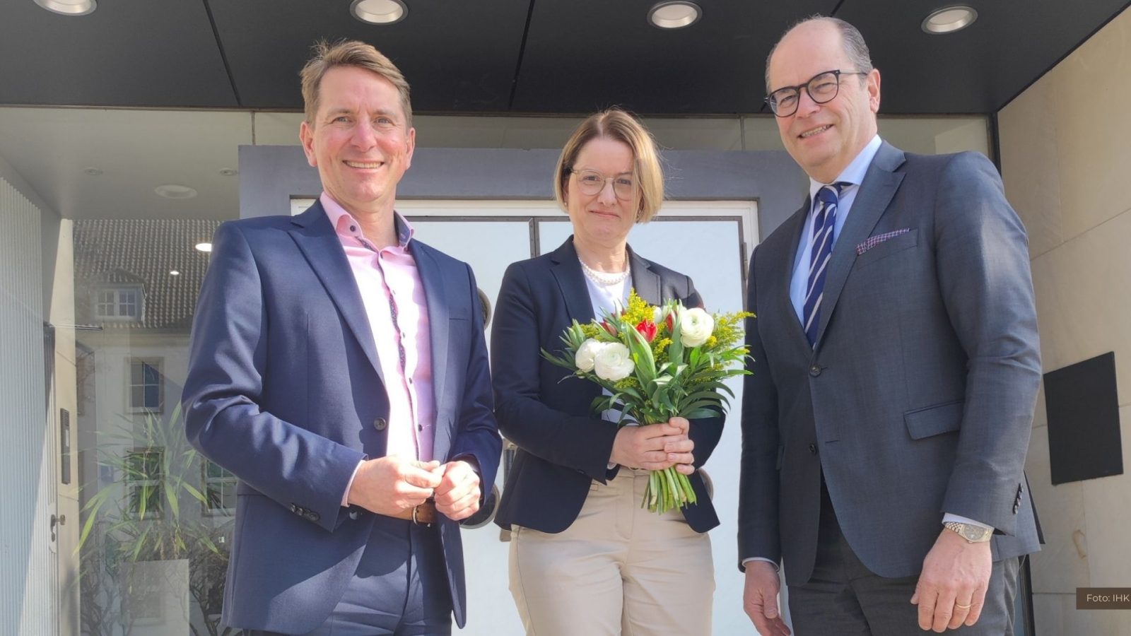 IHK-Präsident Uwe Goebel und IHK-Hauptgeschäftsführer Marco Graf gratulierten Juliane Hünefeld-Linkermann zur Berufung zur neuen stellvertretenden Hauptgeschäftsführerin der IHK. (Bildquelle: IHK).
