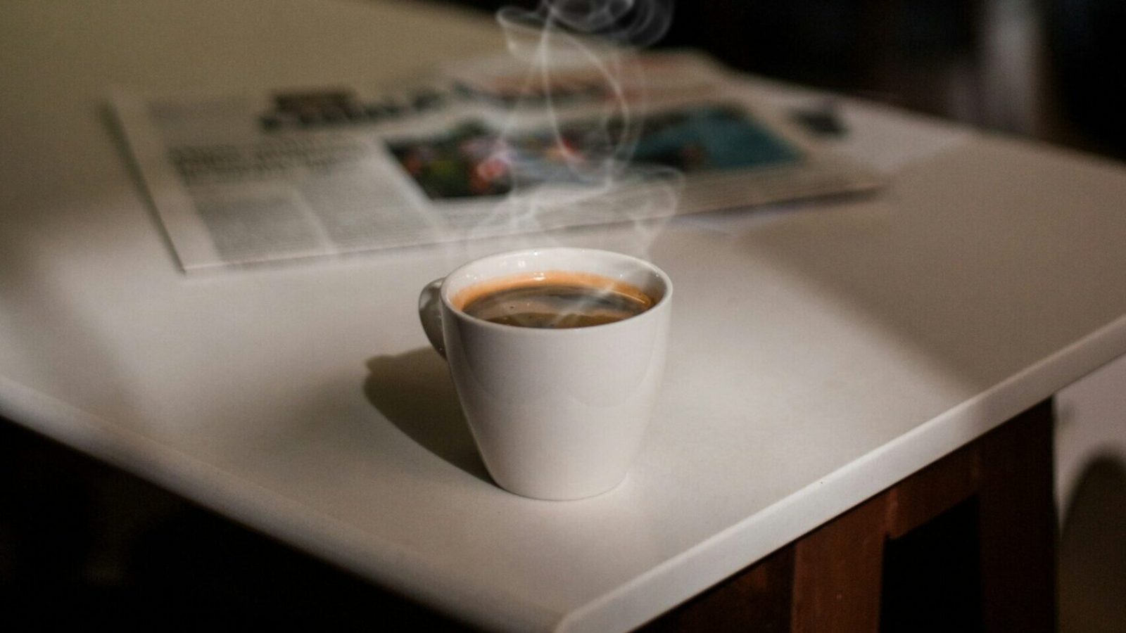 Weiße Kaffeetasse auf einem Tisch in einem Café