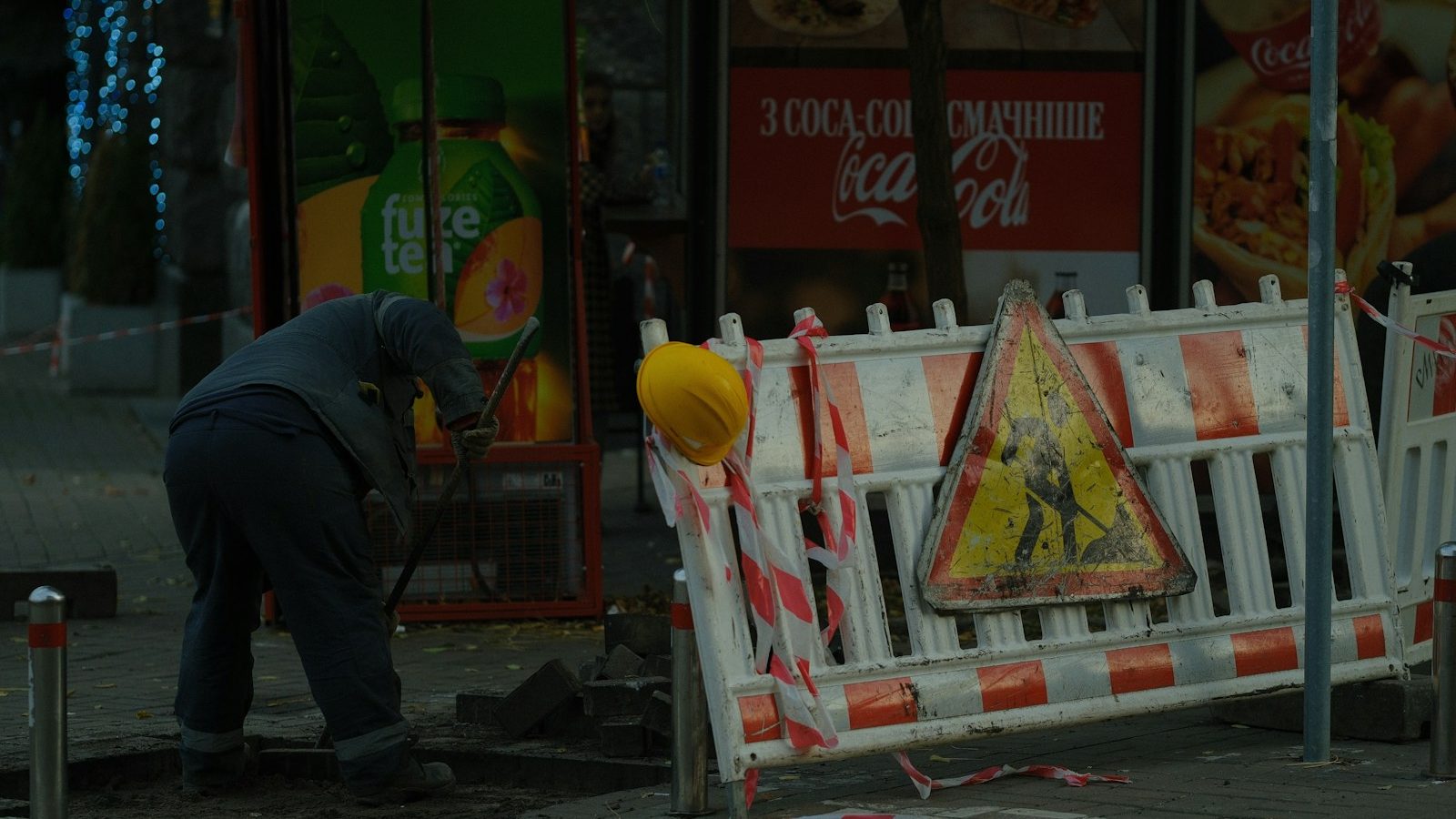 Arbeiten an einer Straße mit Absperrung – Symbolbild für Kanalkontrollen