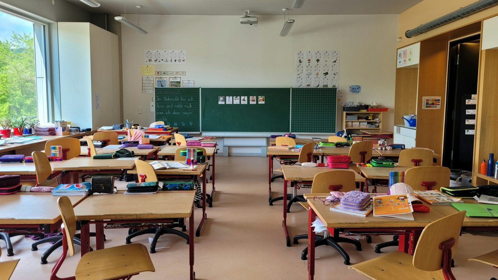 Leeres Klassenzimmer einer Grundschule mit Tischen und Stühlen