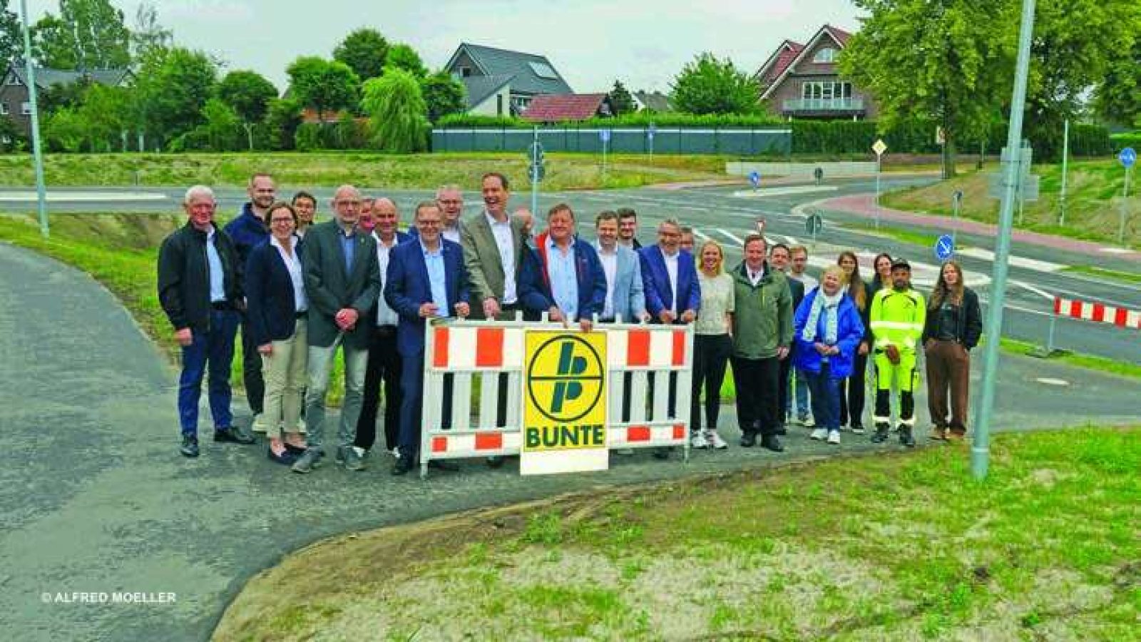 Gruppenfoto zur Einweihung des Knotenpunkts K 312/K 319 in Salzbergen