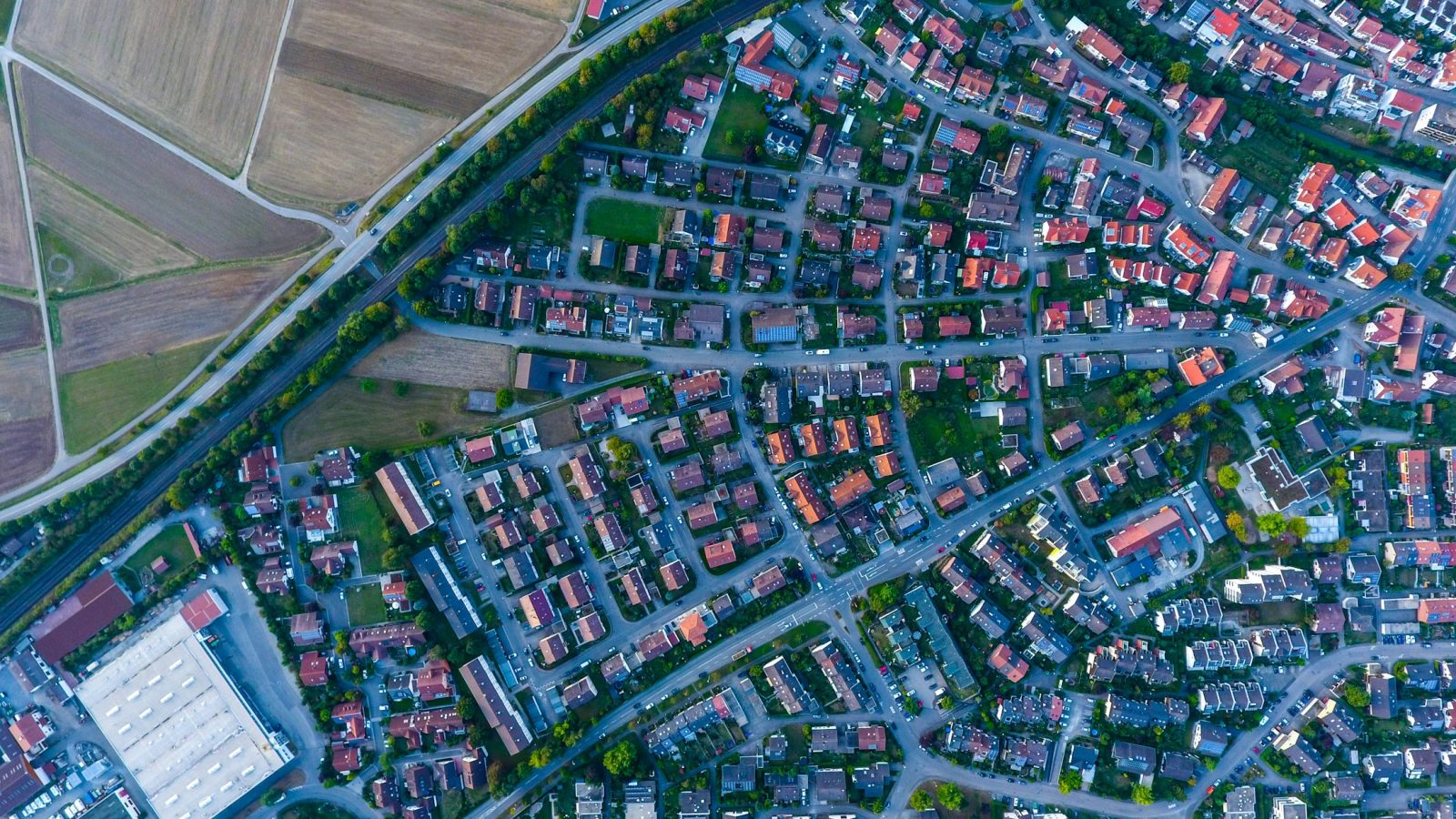 Wohnhäuser eines Siedlungsgebiets aus der Luft als Symbolbild für die kommunale Wärmeplanung