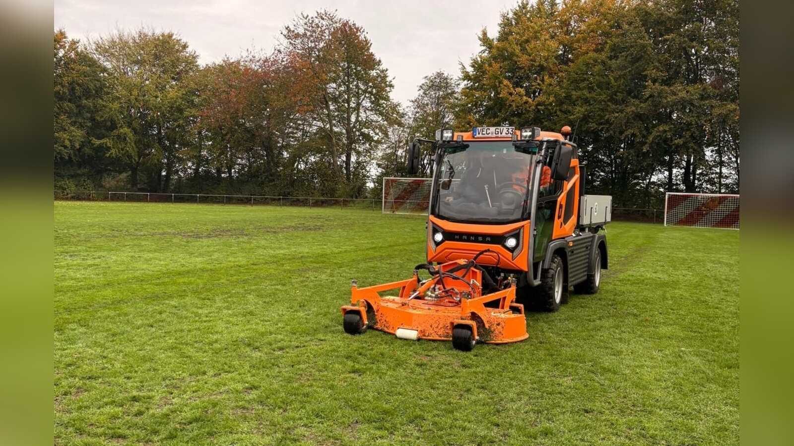 Das neue Kommunalfahrzeug Hansa APZ 1003 K des Bauhofs Visbek bei der Rasenpflege