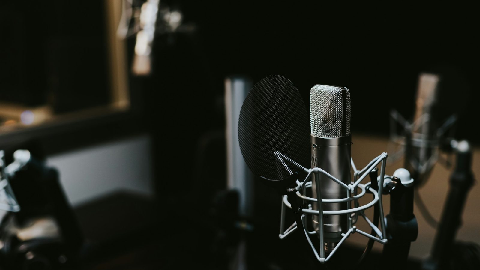 Kondensatormikrofon in einem Tonstudio, Symbolbild für einen Podcast