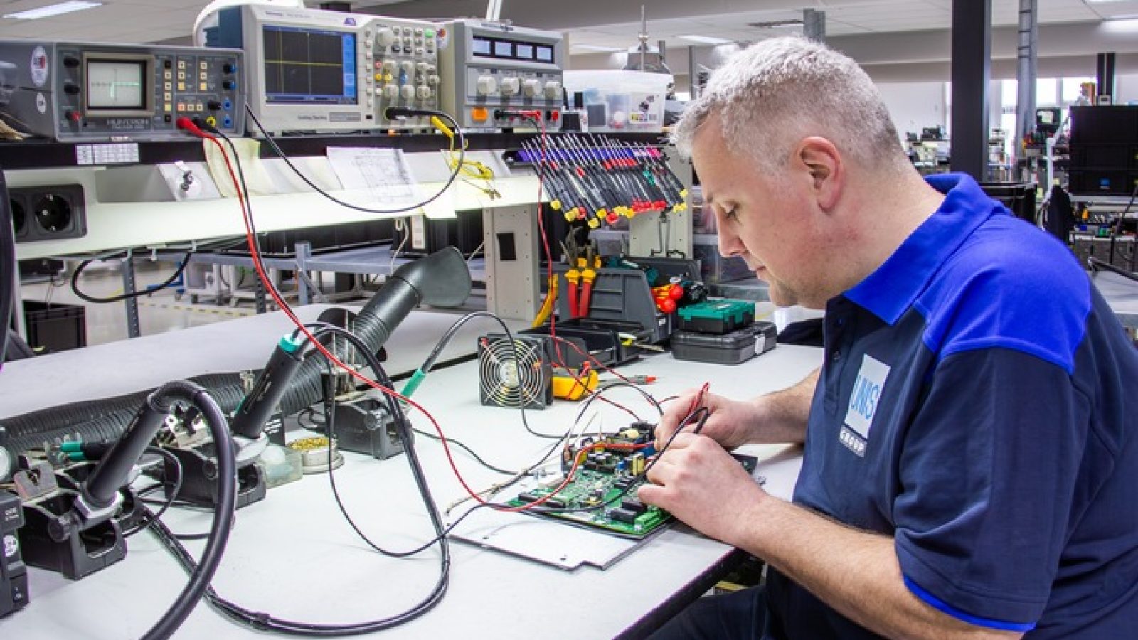 Sonepar bietet Industriekunden gemeinsam mit der UNIS Group einen Reparaturservice für Industrieelektronik und Motoren an. Defekte Komponenten können professionell instand gesetzt werden, anstatt sie auszutauschen. Foto: UNIS Group / Weiterer Text über ots und www.presseportal.de/nr/77310 / Die Verwendung dieses Bildes für redaktionelle Zwecke ist unter Beachtung aller mitgeteilten Nutzungsbedingungen zulässig und dann auch honorarfrei. Veröffentlichung ausschließlich mit Bildrechte-Hinweis.