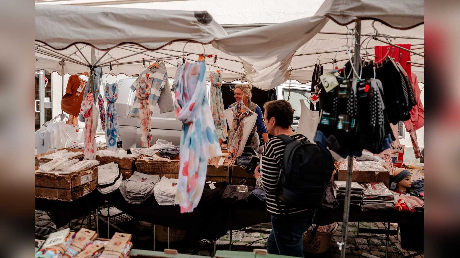 Marktstände und Besucher beim Kram- mit Wochenmarkt in der Innenstadt von Rhede
