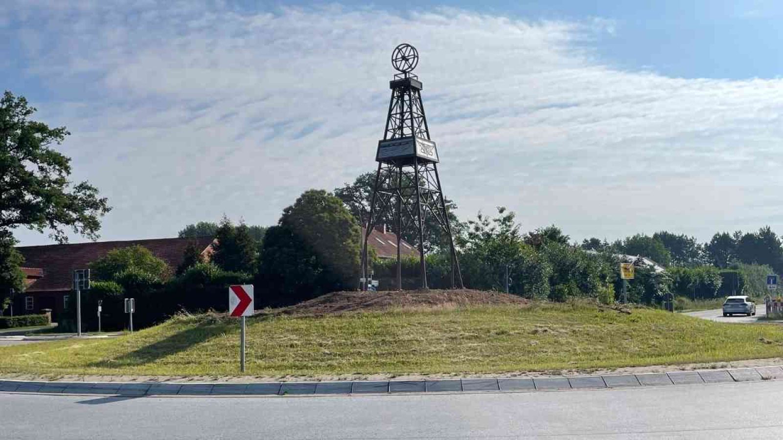 Kreisverkehr Dalum Kreisverkehr in Dalum mit Turmstruktur und blauem Himmel