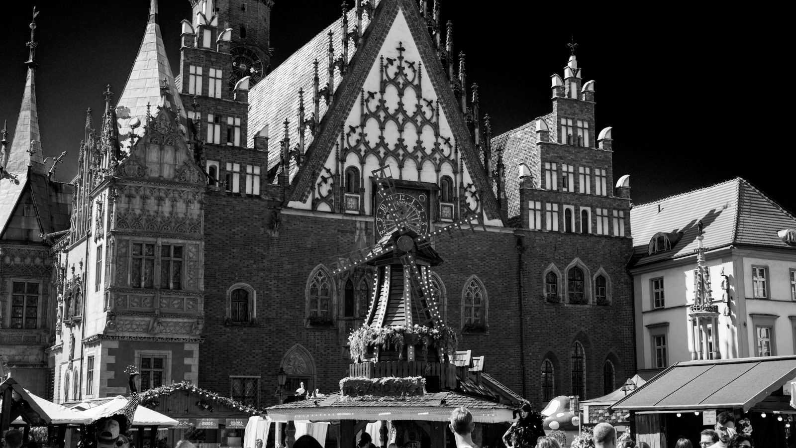 Historischer Marktplatz mit großem Gebäude in einer Altstadt, Symbolbild zum Kulturpreis Schlesien