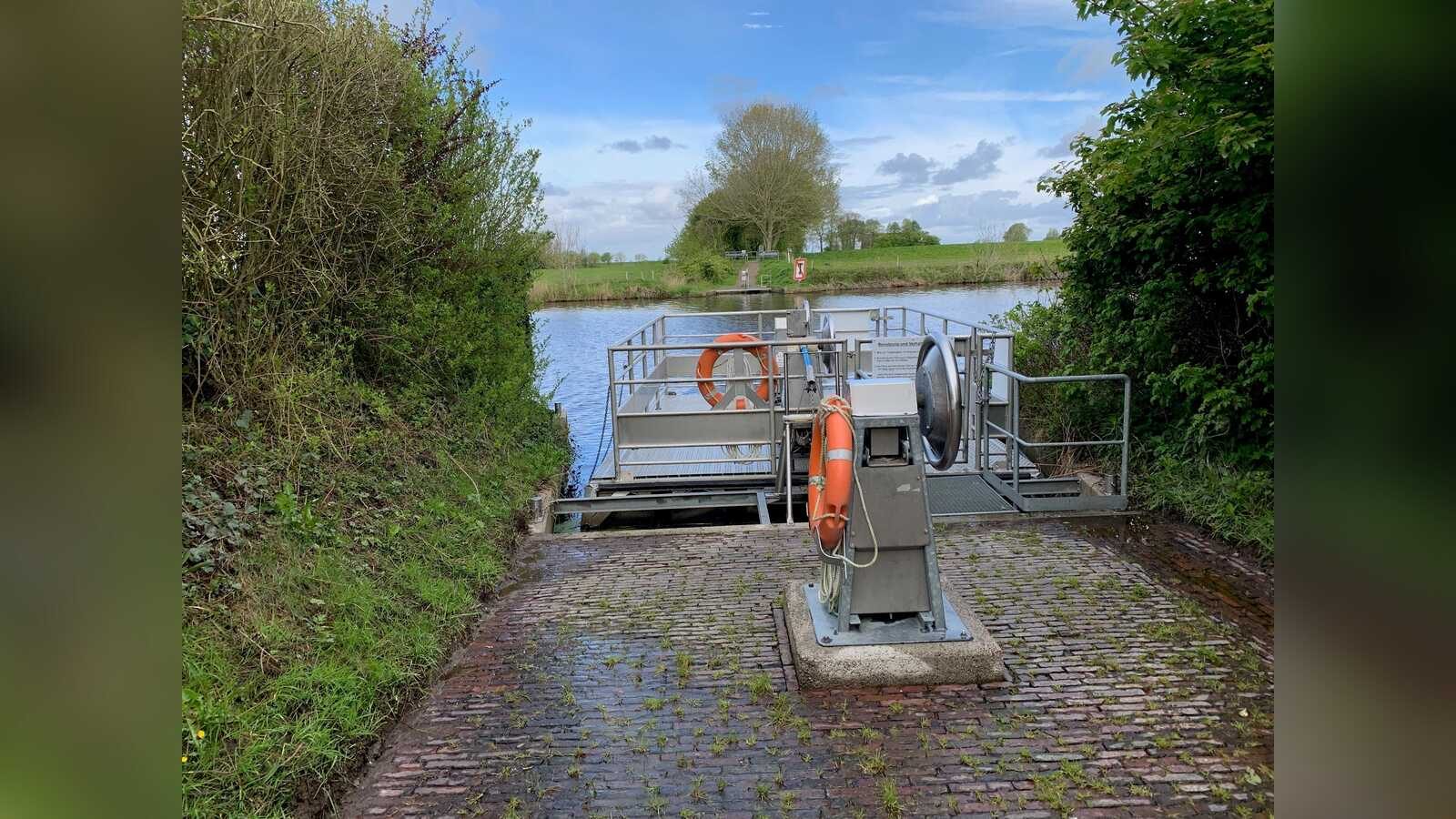 Die Kurbelpünte, ein handbetriebenes Fährfloß über das Norder Tief in Neuwesteel