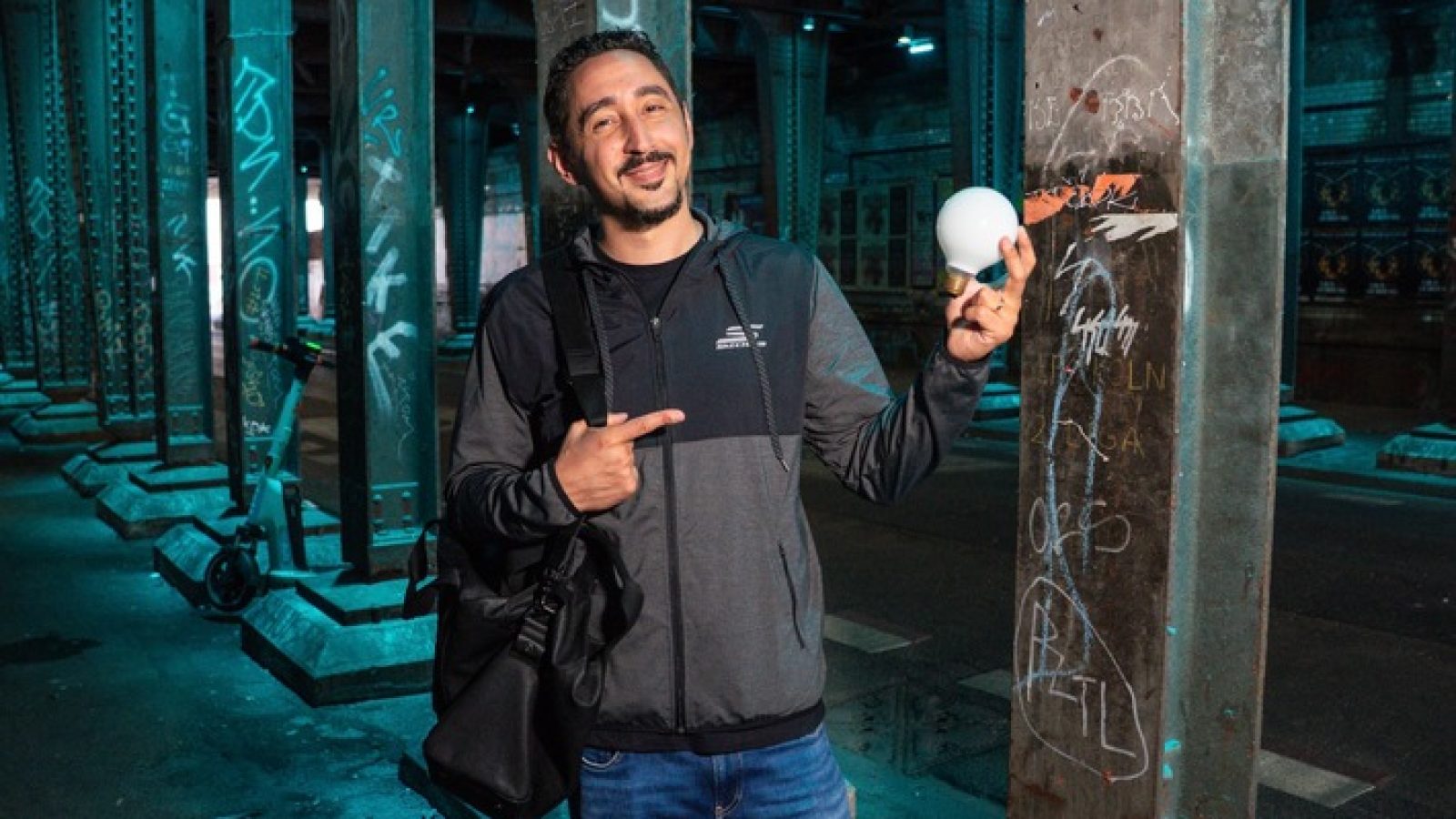 Eko Fresh auf dem Weg zur Sammelbox in Köln / Weiterer Text über ots und www.presseportal.de/nr/66828 / Die Verwendung dieses Bildes für redaktionelle Zwecke ist unter Beachtung aller mitgeteilten Nutzungsbedingungen zulässig und dann auch honorarfrei. Veröffentlichung ausschließlich mit Bildrechte-Hinweis.