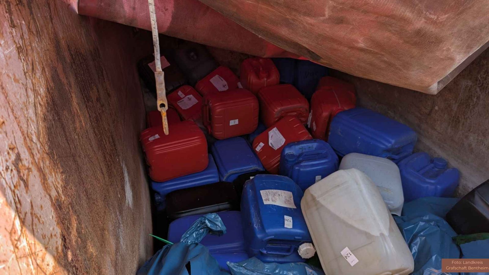 Blick in einen der Container, in denen gefüllte und leere Kanister mit organischen und anorganischen Flüssigkeiten, die aus dem Betrieb des illegalen Drogenlabors stammen, gesichert gelagert werden. (Landkreis Grafschaft Bentheim)