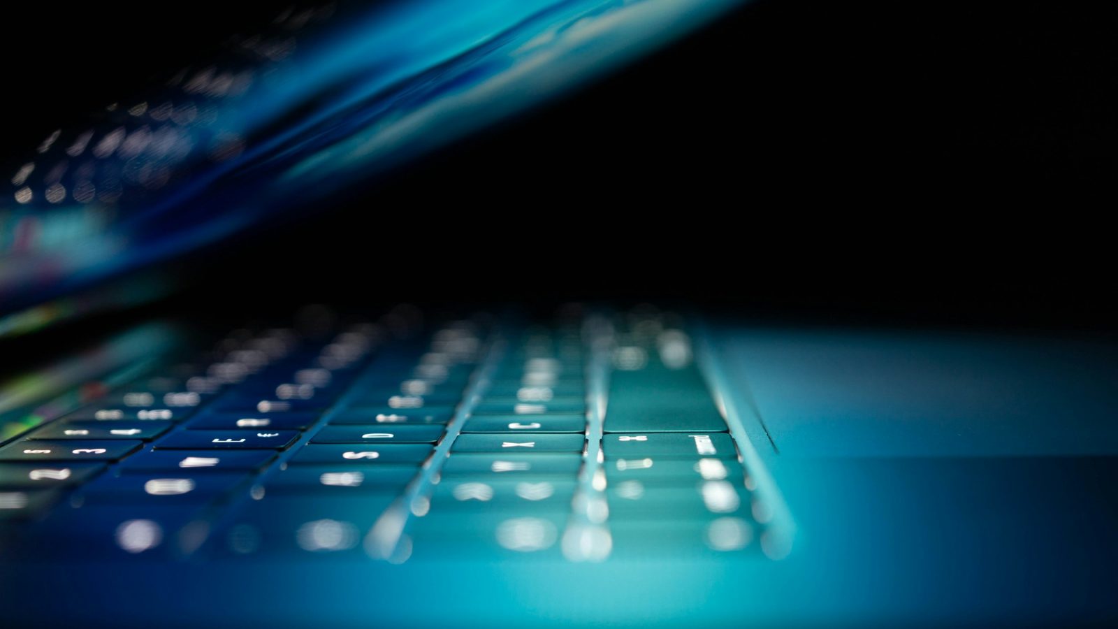 Nahaufnahme eines eingeschalteten Laptops