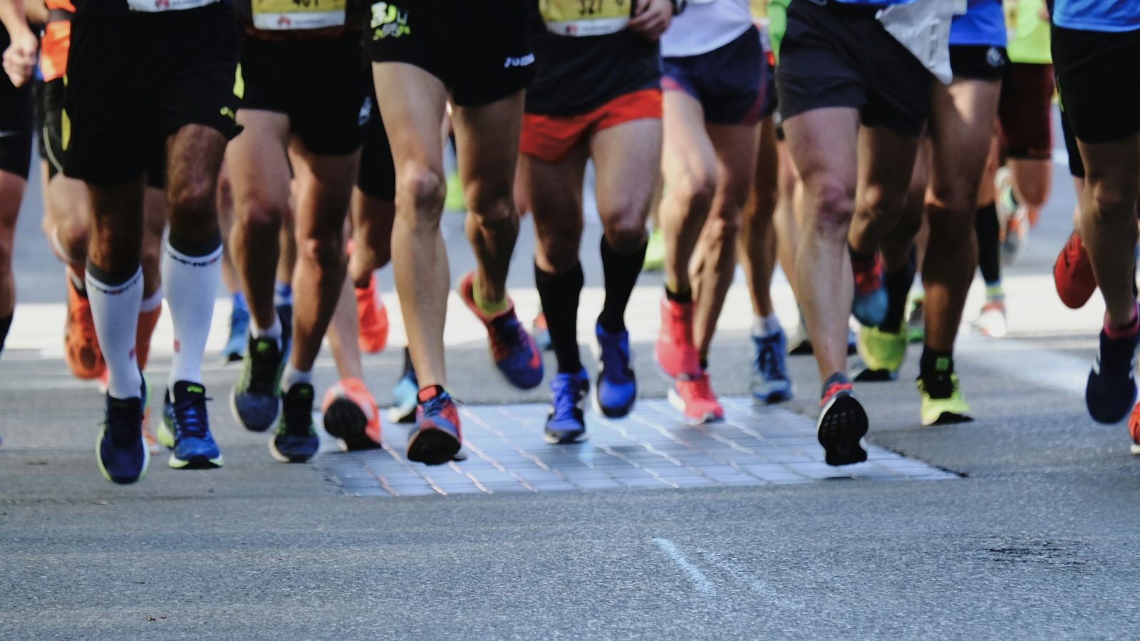 Läuferinnen und Läufer bei einem Straßenlauf auf Asphalt